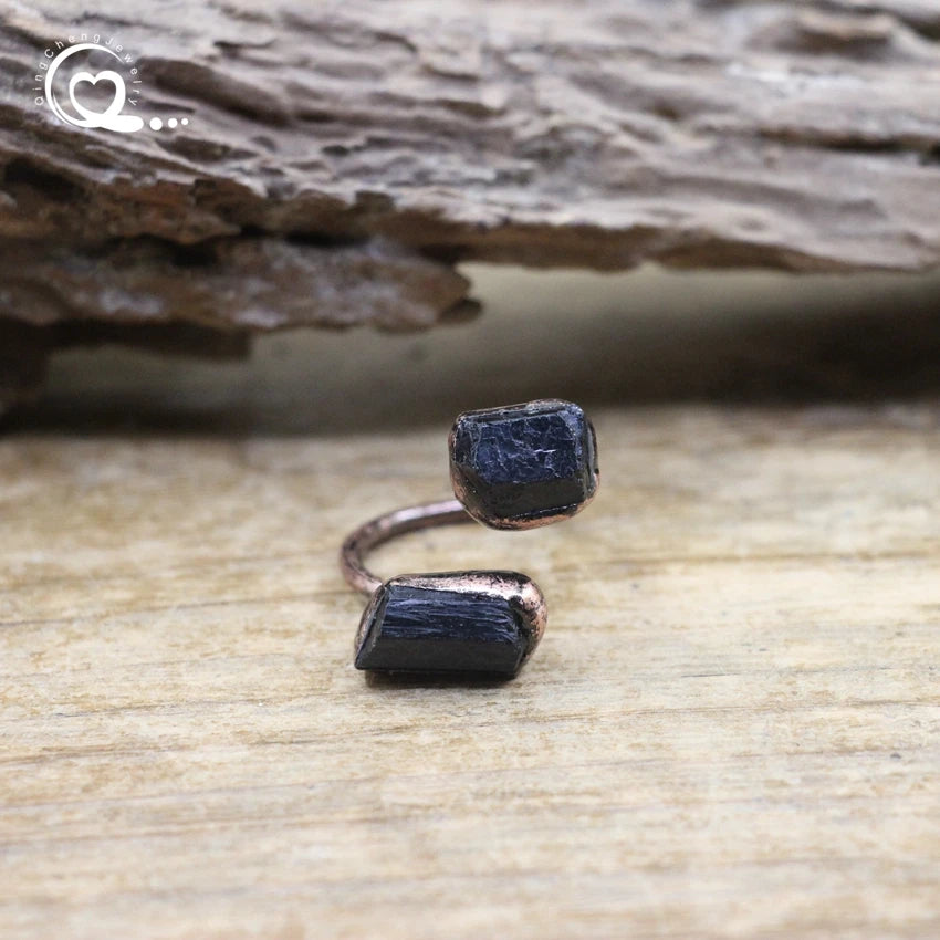 Anillo ajustable de cobre y piedra semipreciosa