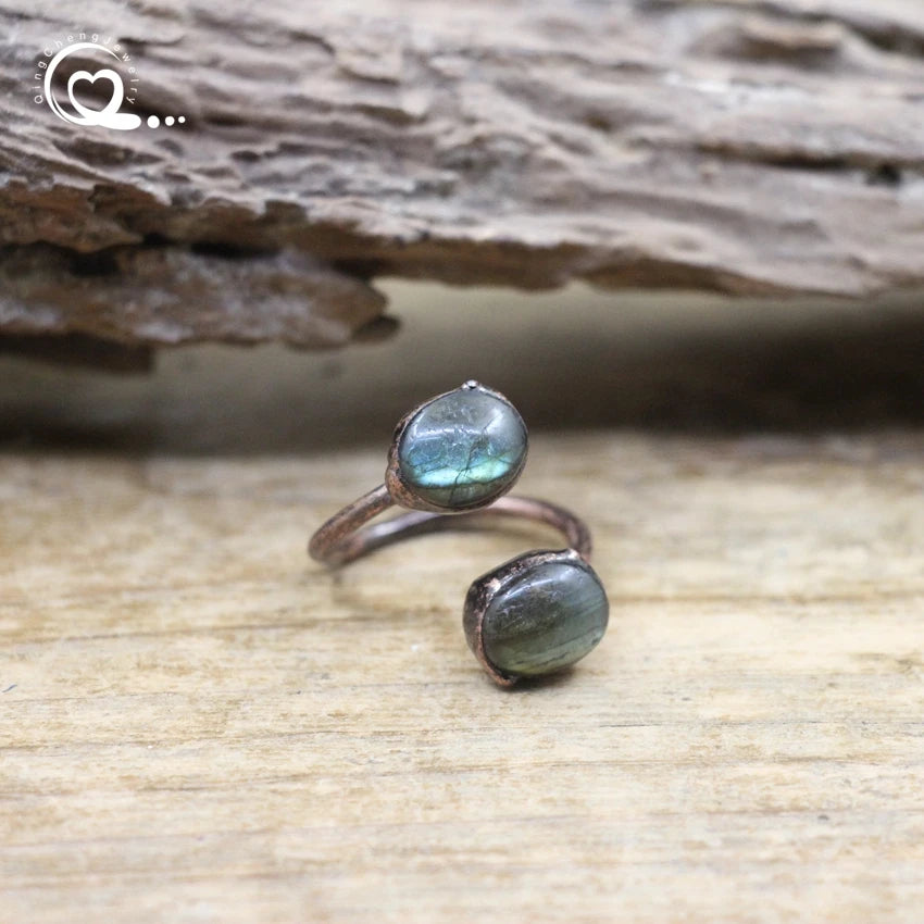 Anillo ajustable de cobre y piedra semipreciosa