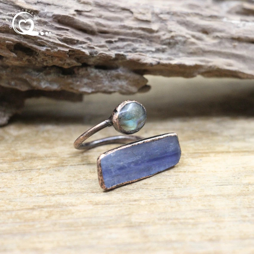 Anillo ajustable de cobre y piedra semipreciosa