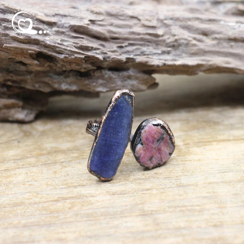 Anillo ajustable de cobre y piedra semipreciosa